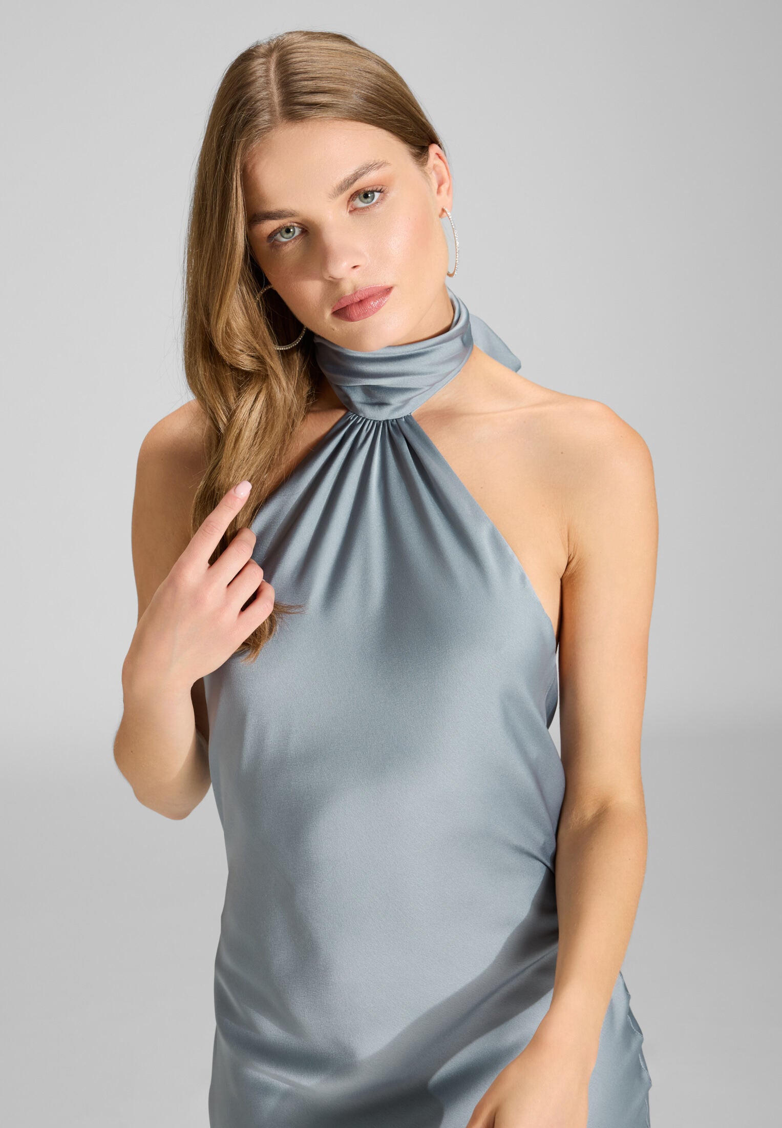 Abendkleid aus nachhaltigem Satin mit Stehkragen