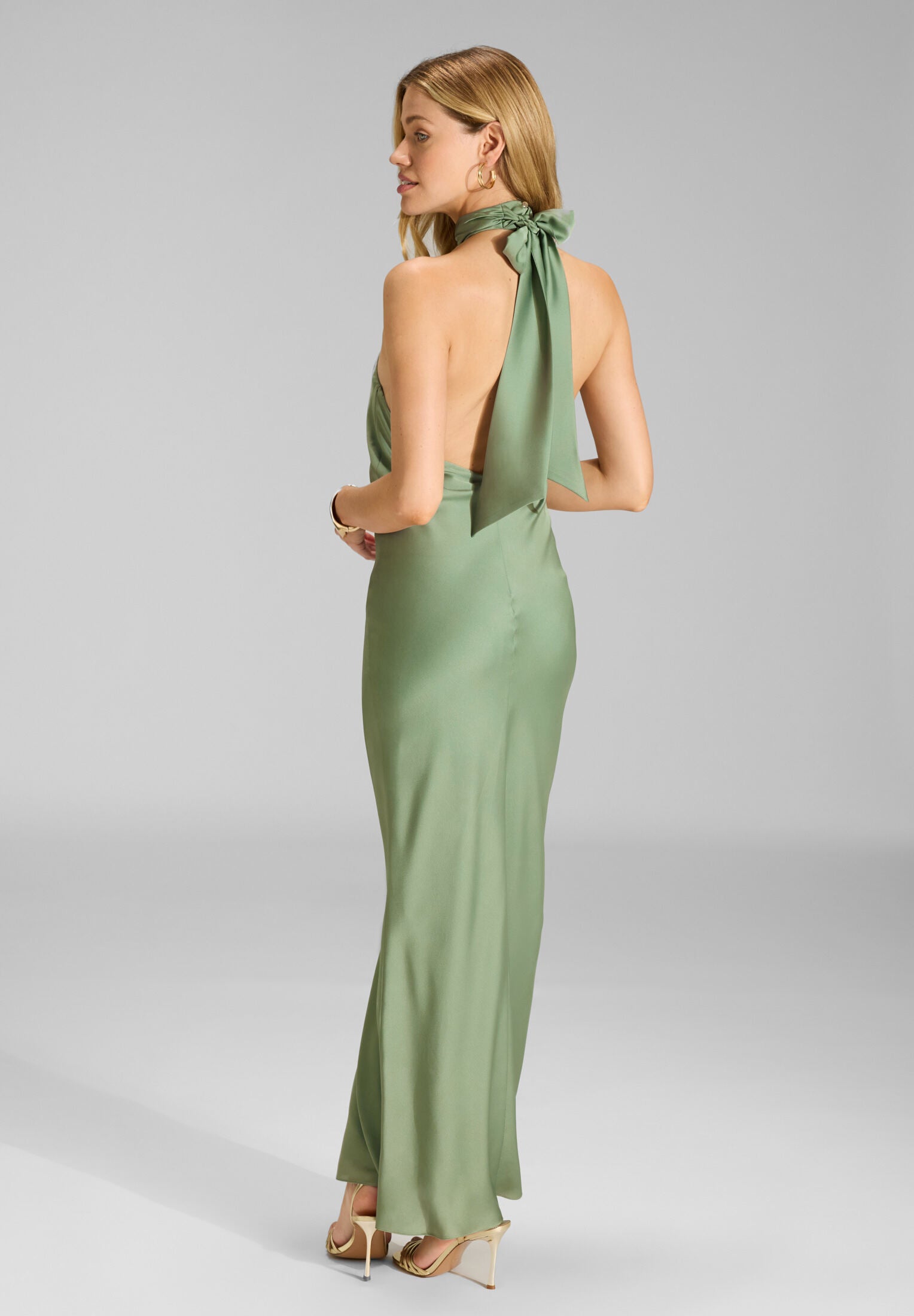 Abendkleid aus nachhaltigem Satin mit Stehkragen