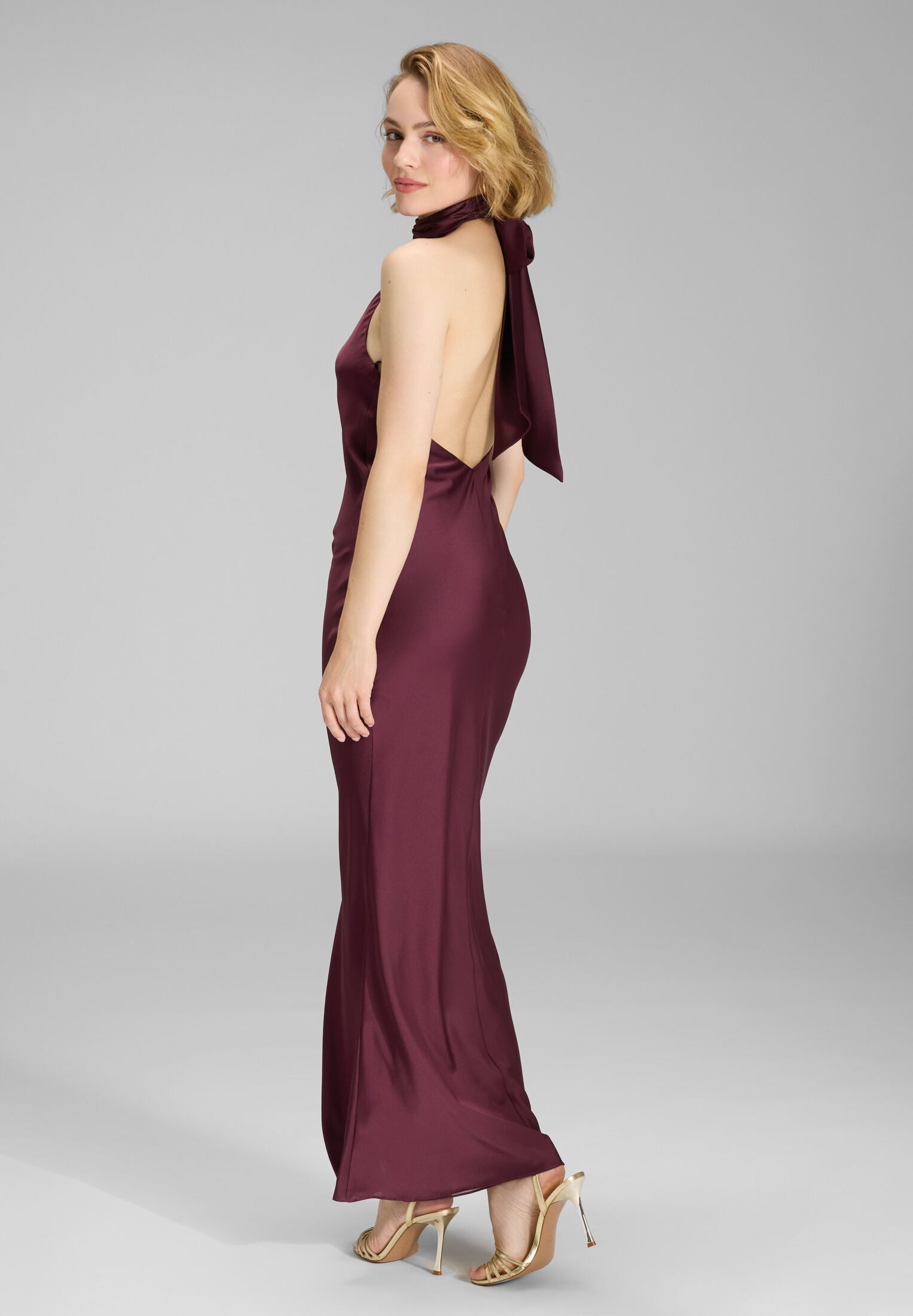 Abendkleid aus nachhaltigem Satin mit Stehkragen