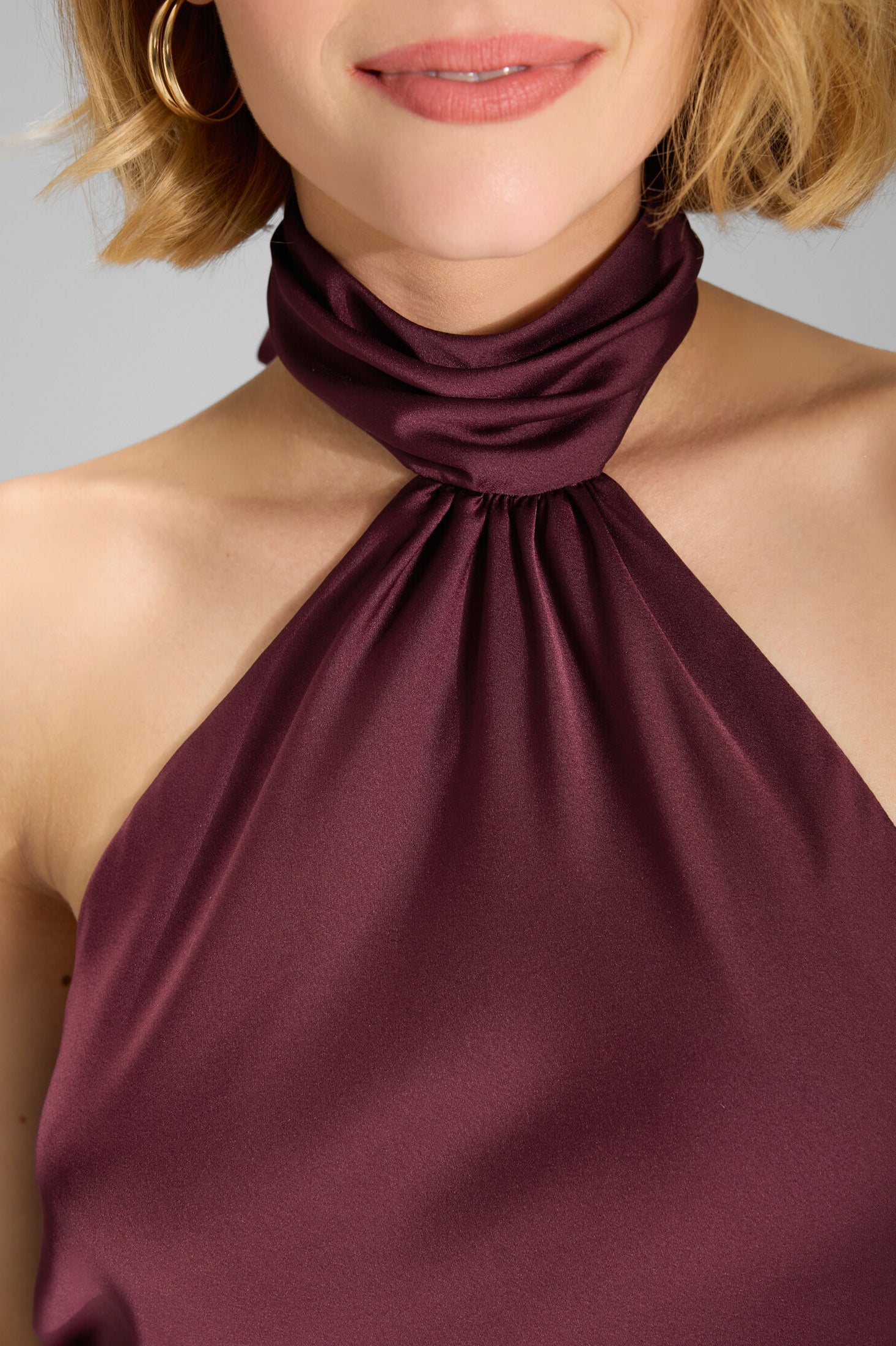 Abendkleid aus nachhaltigem Satin mit Stehkragen