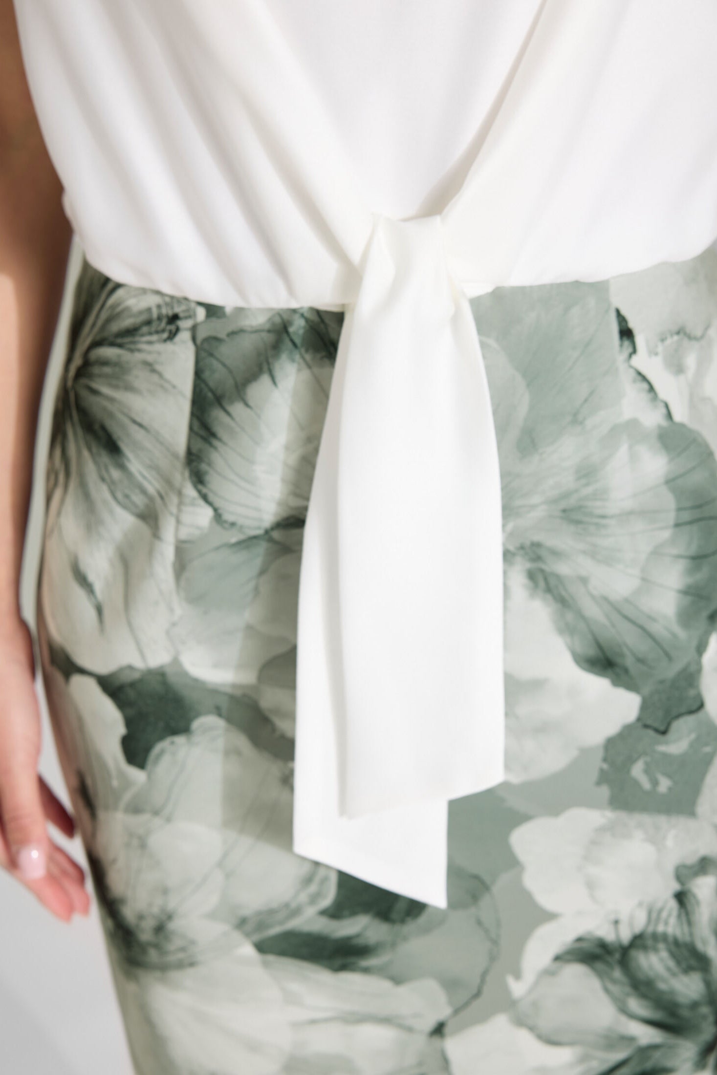 Etuikleid aus floral bedrucktem Scuba und Satin Top