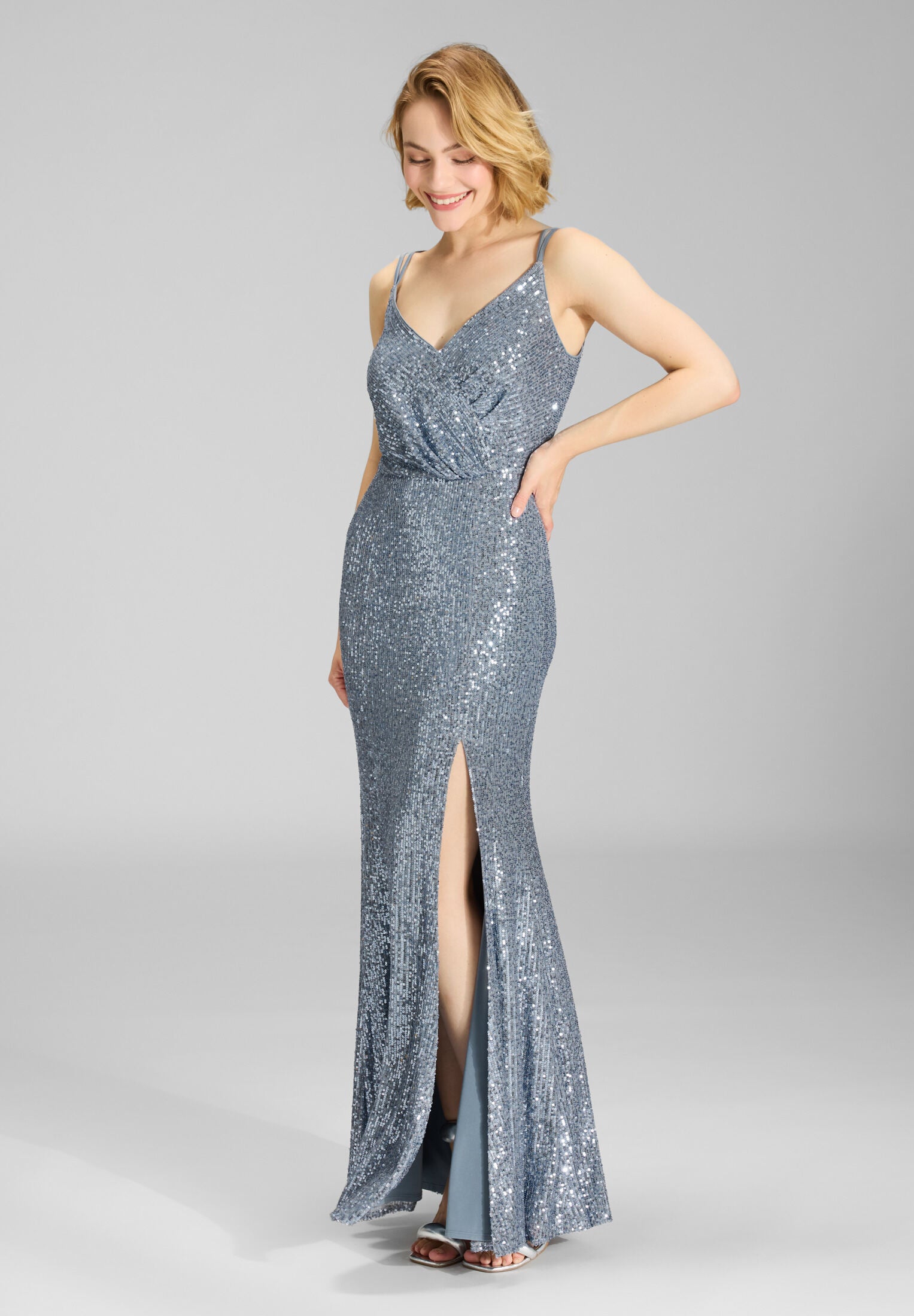 Figurbetontes Abendkleid aus elastischer Paillette mit Spagetti Trägern ice blue