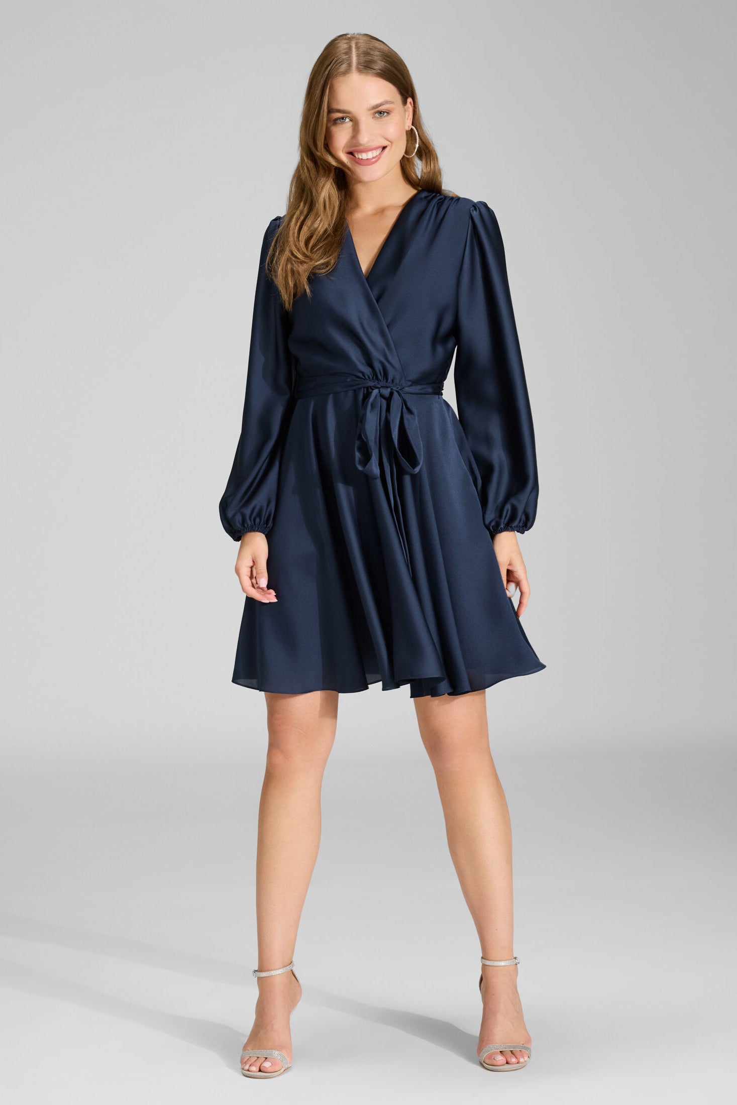 Cocktailkleid aus nachhaltigem Satin mit Wickel Oberteil und Tellerrock navy