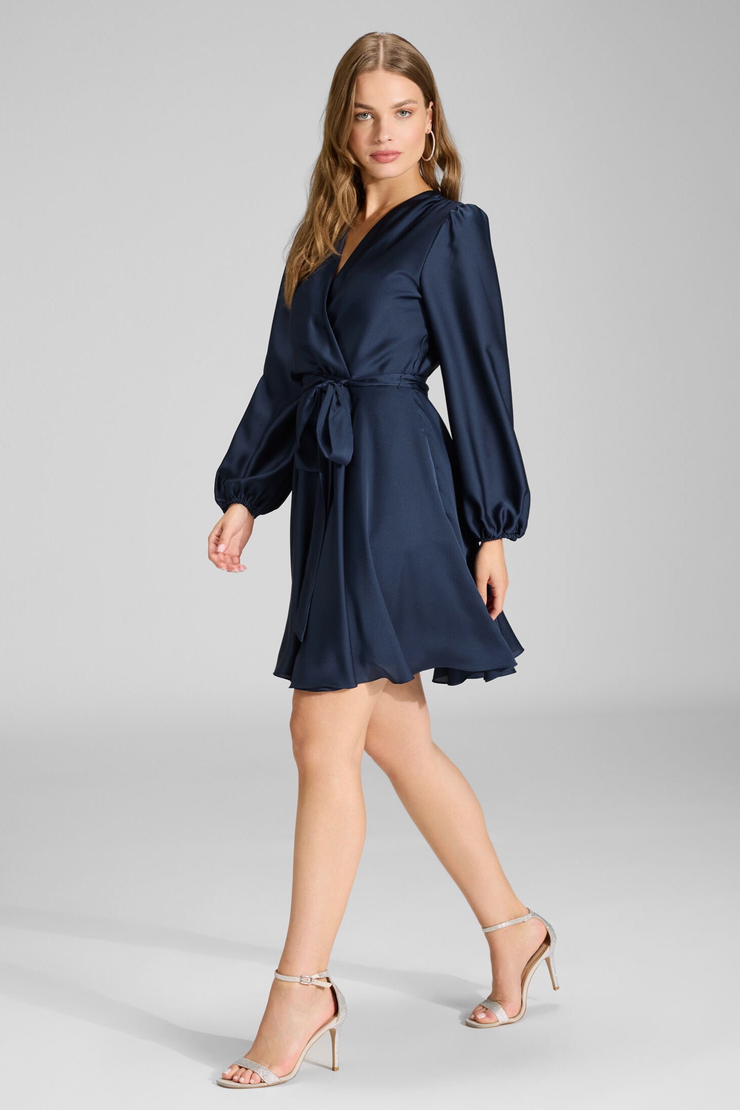 Cocktailkleid aus nachhaltigem Satin mit Wickel Oberteil und Tellerrock