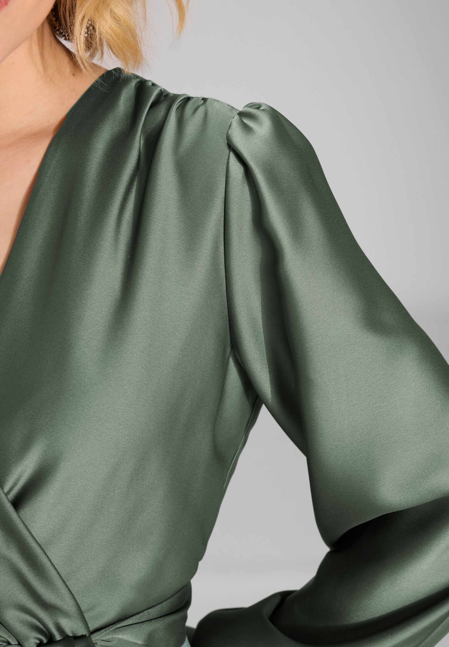 Cocktailkleid aus nachhaltigem Satin mit Wickel Oberteil und Tellerrock