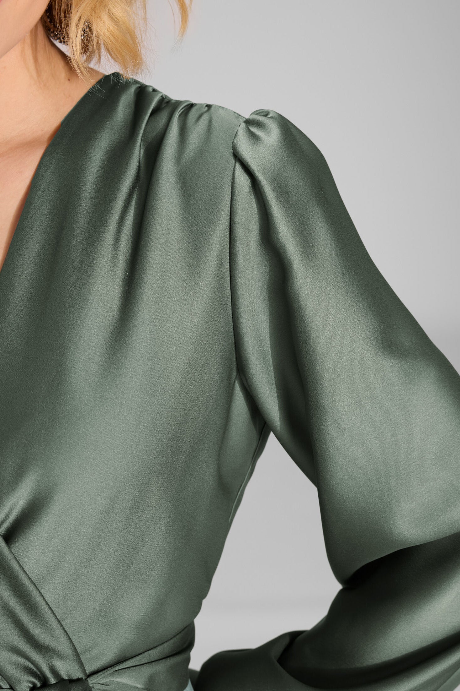 Cocktailkleid aus nachhaltigem Satin mit Wickel Oberteil und Tellerrock