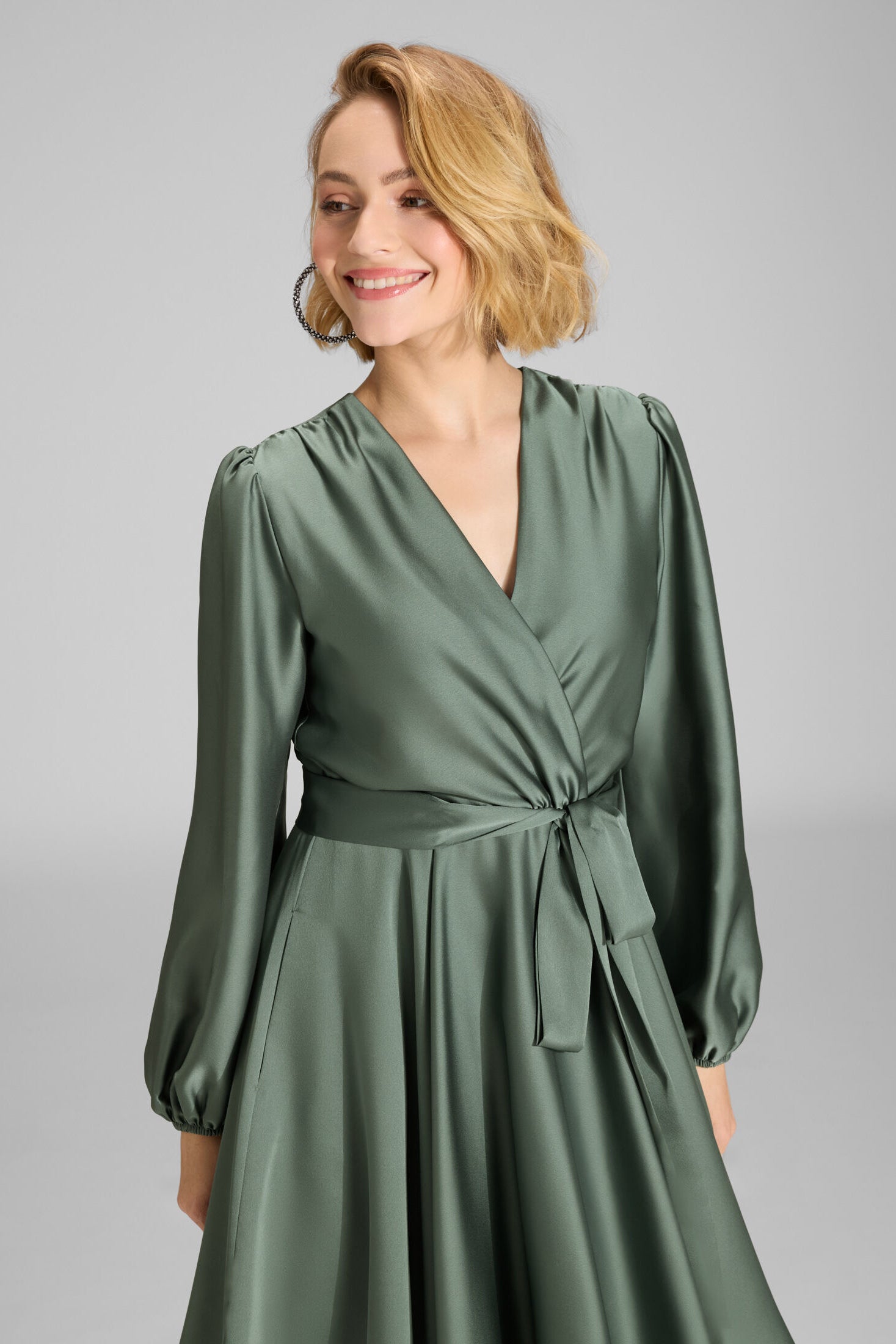 Cocktailkleid aus nachhaltigem Satin mit Wickel Oberteil und Tellerrock