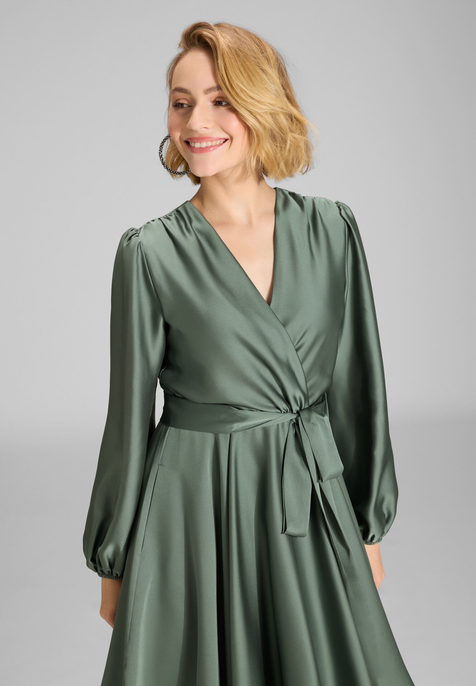 Cocktailkleid aus nachhaltigem Satin mit Wickel Oberteil und Tellerrock