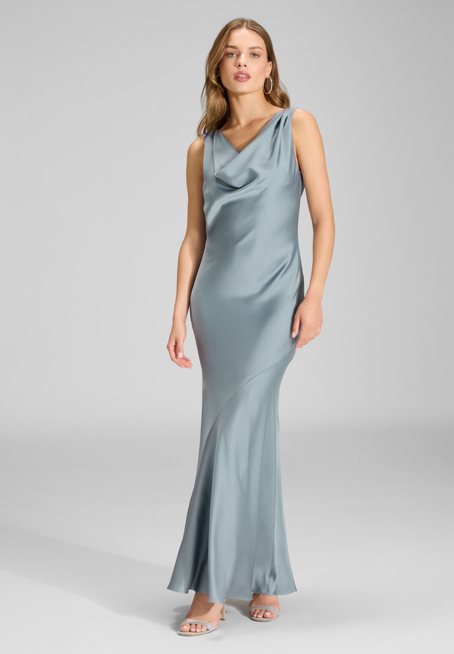 Abendkleid aus nachhaltigem Satin mit Wasserfall Ausschnitt ice blue