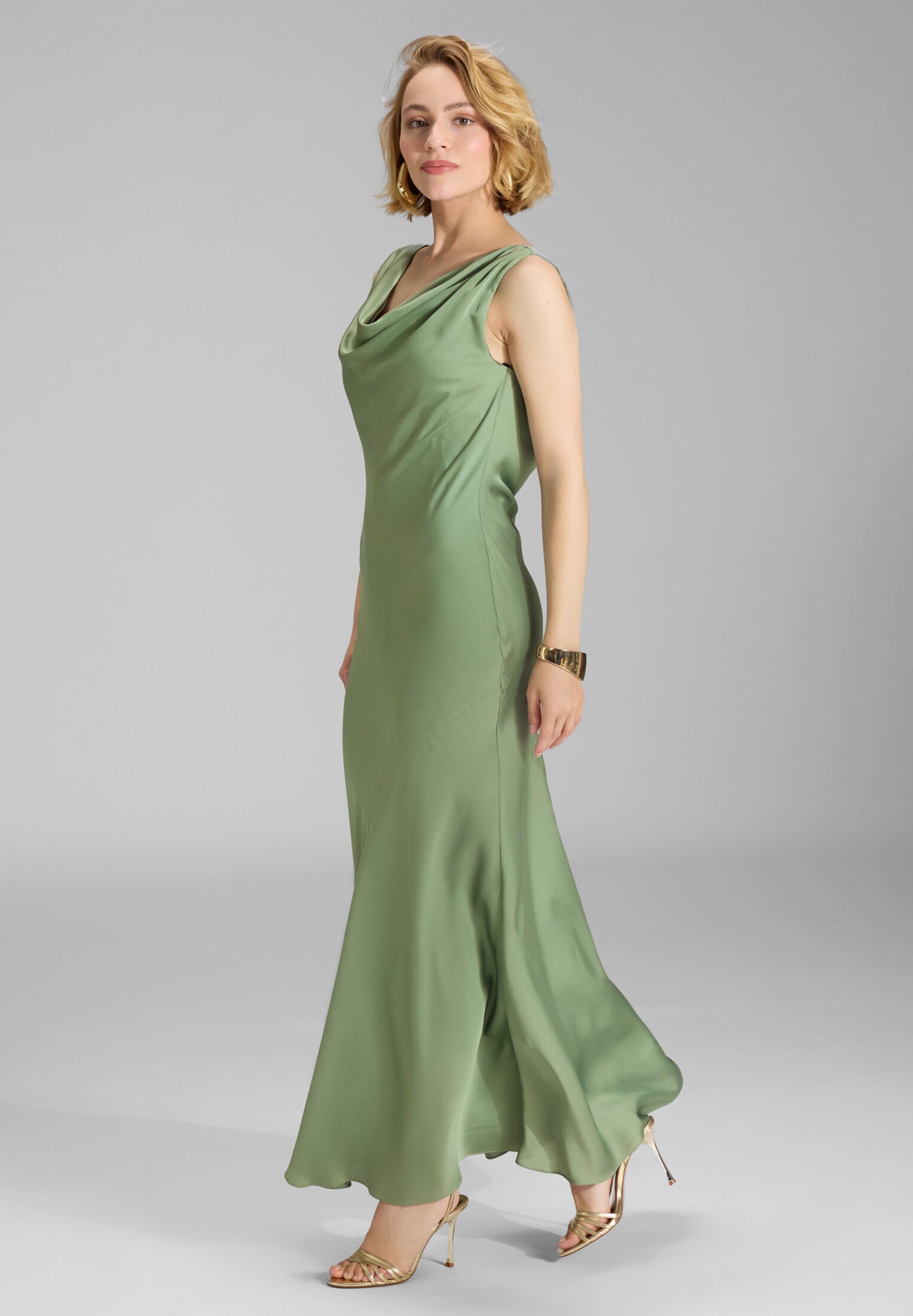 Abendkleid aus nachhaltigem Satin mit Wasserfall Ausschnitt