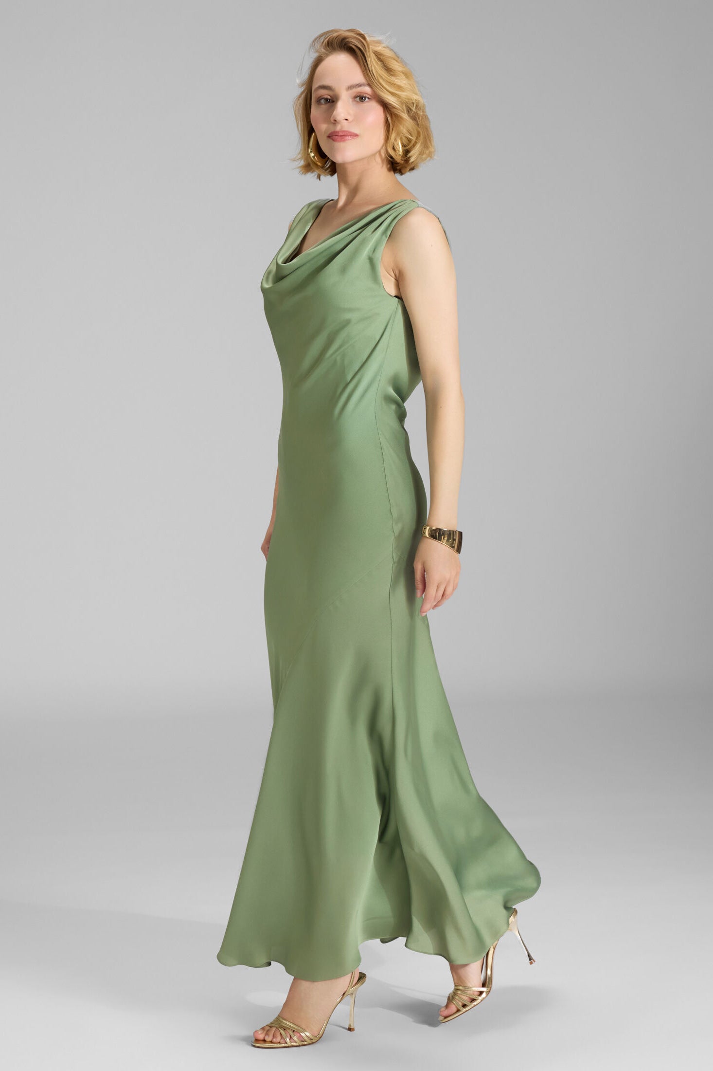 Abendkleid aus nachhaltigem Satin mit Wasserfall Ausschnitt