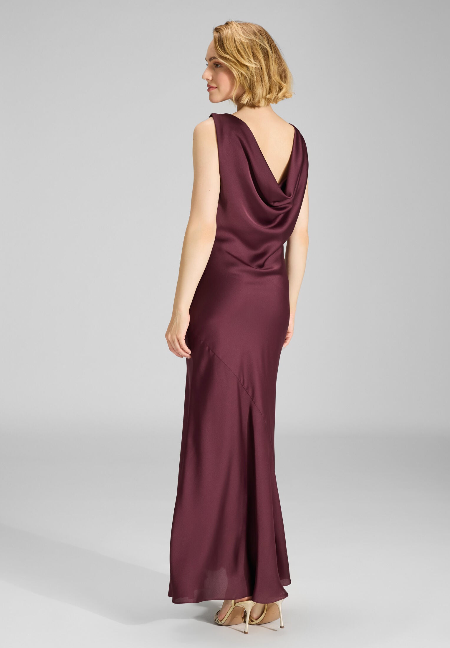 Abendkleid aus nachhaltigem Satin mit Wasserfall Ausschnitt