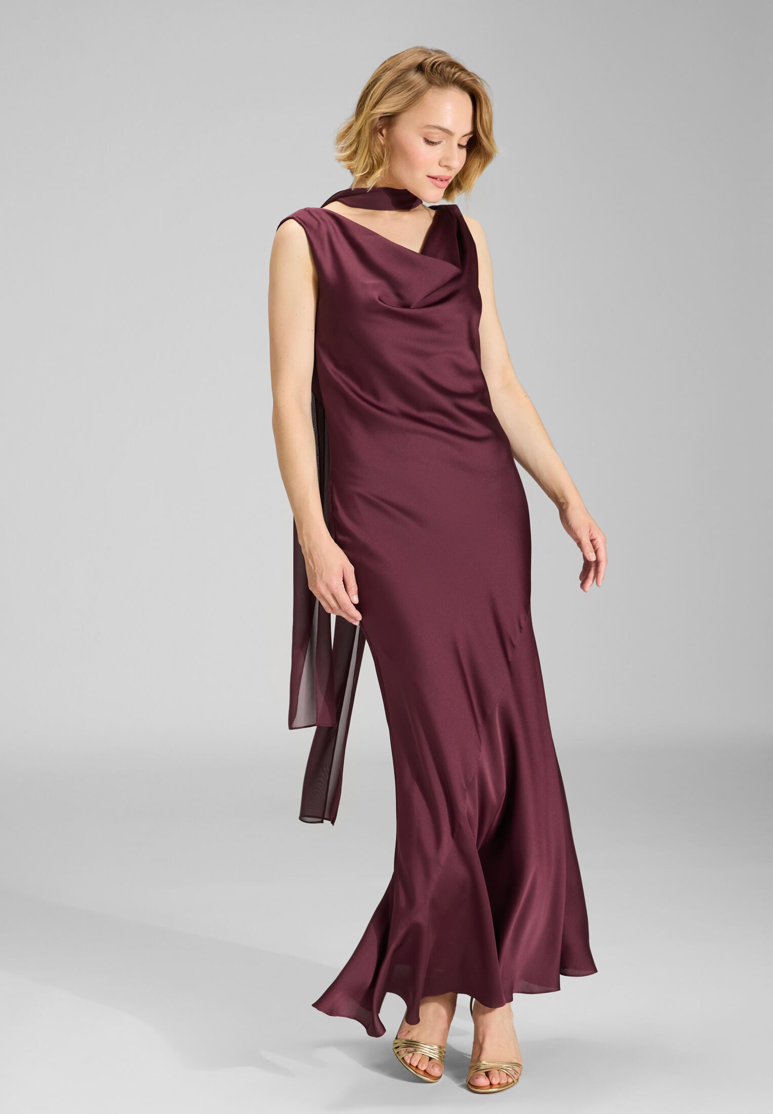 Abendkleid aus nachhaltigem Satin mit Wasserfall Ausschnitt