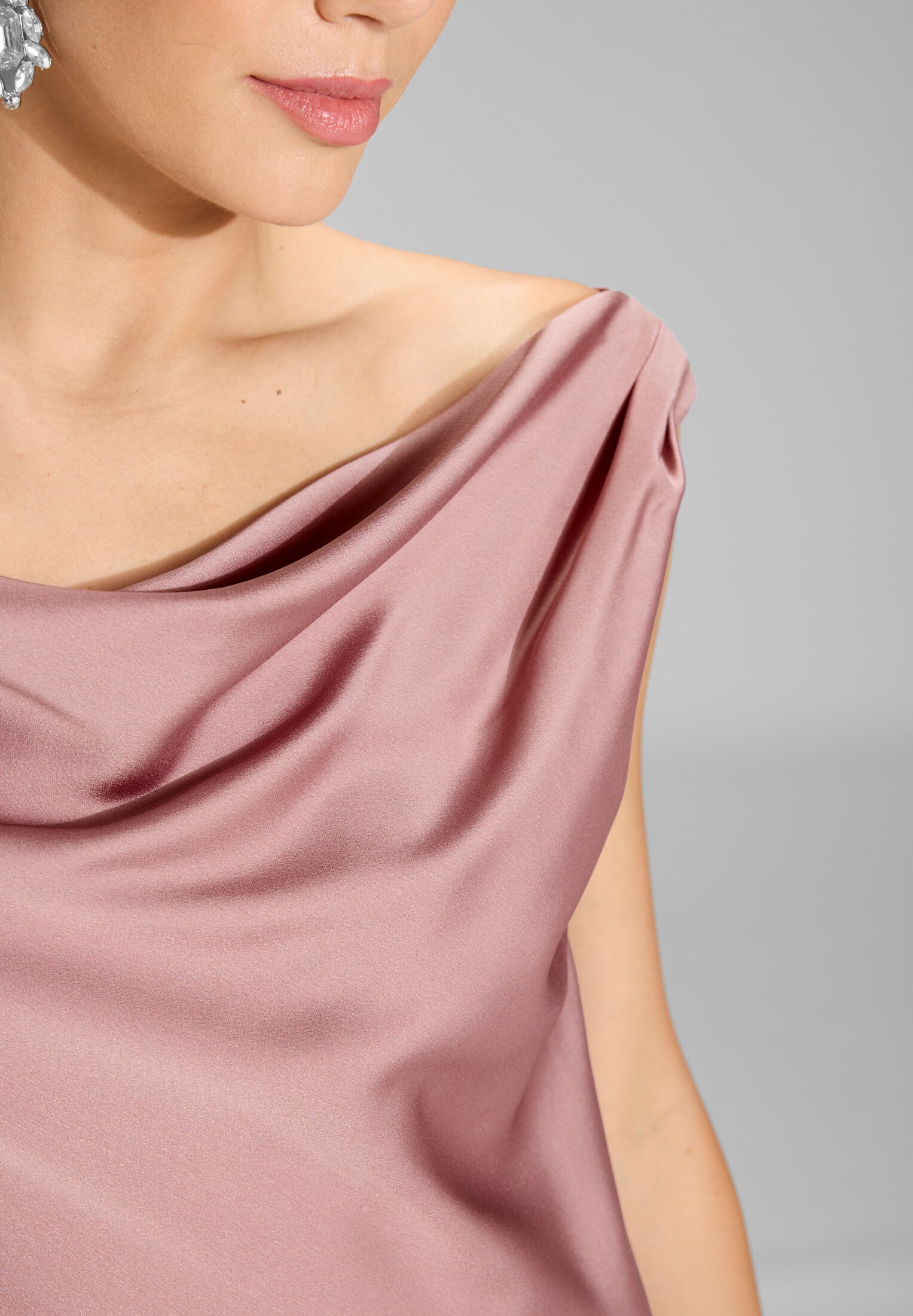 Abendkleid aus nachhaltigem Satin mit Wasserfall Ausschnitt