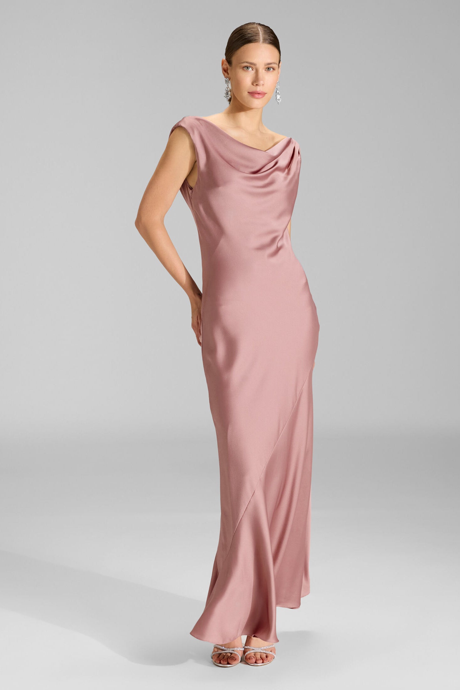 Abendkleid aus nachhaltigem Satin mit Wasserfall Ausschnitt vintage pink