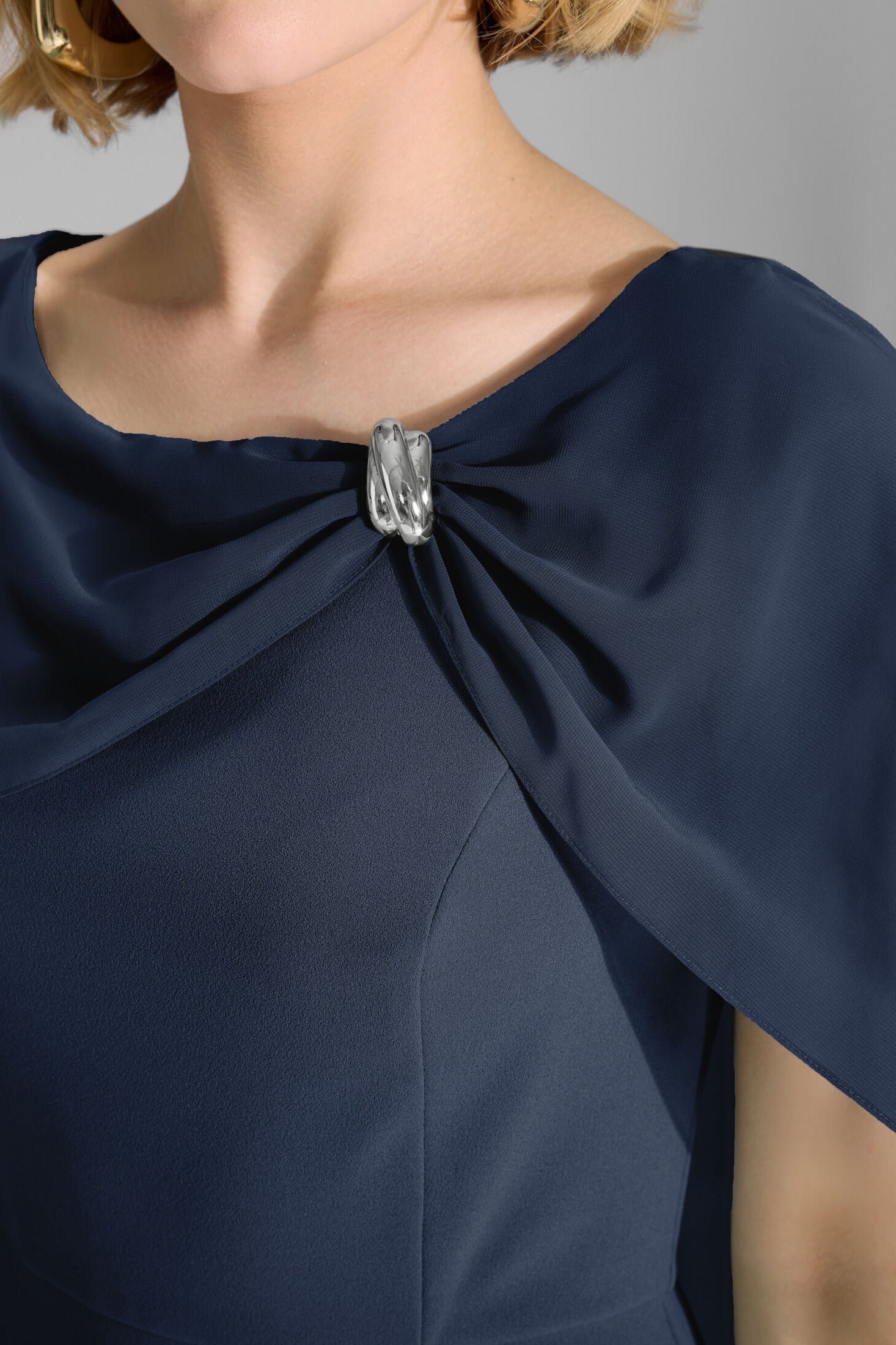 Abendkleid aus Crepe Jersey mit Chiffon Cape und Zierteil