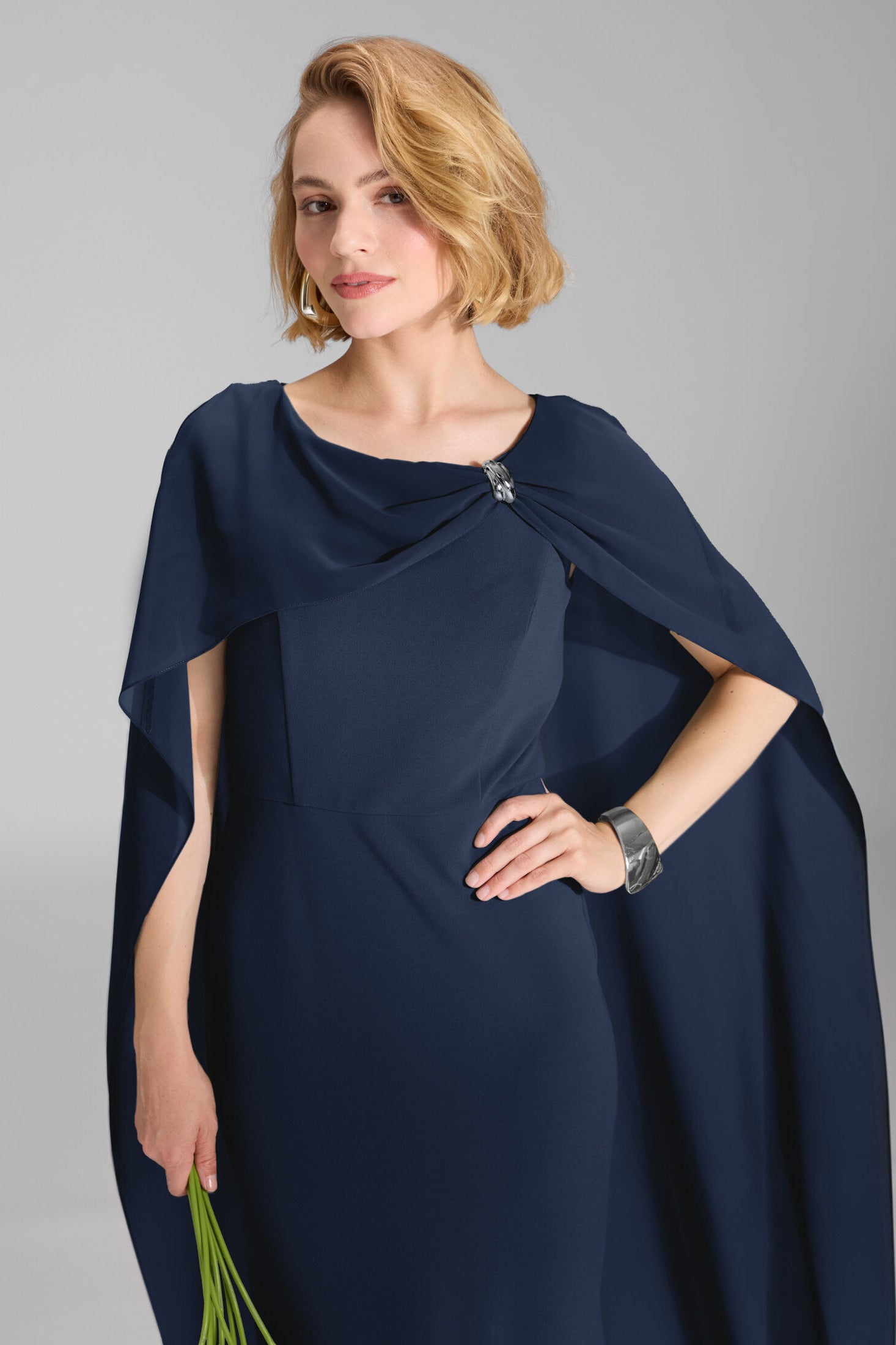 Abendkleid aus Crepe Jersey mit Chiffon Cape und Zierteil
