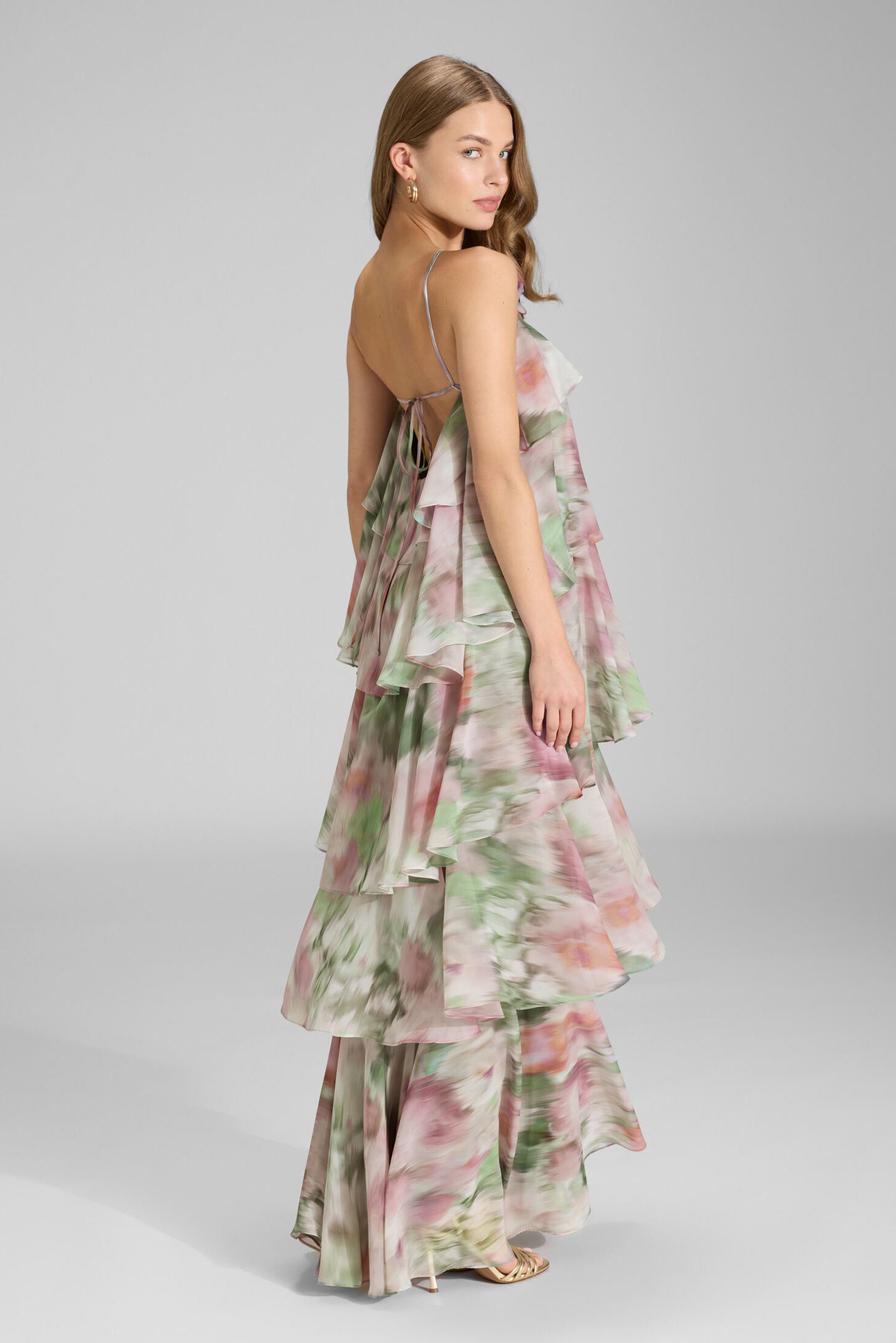 Abendkleid aus bedrucktem Chiffon mit gestuften Volants