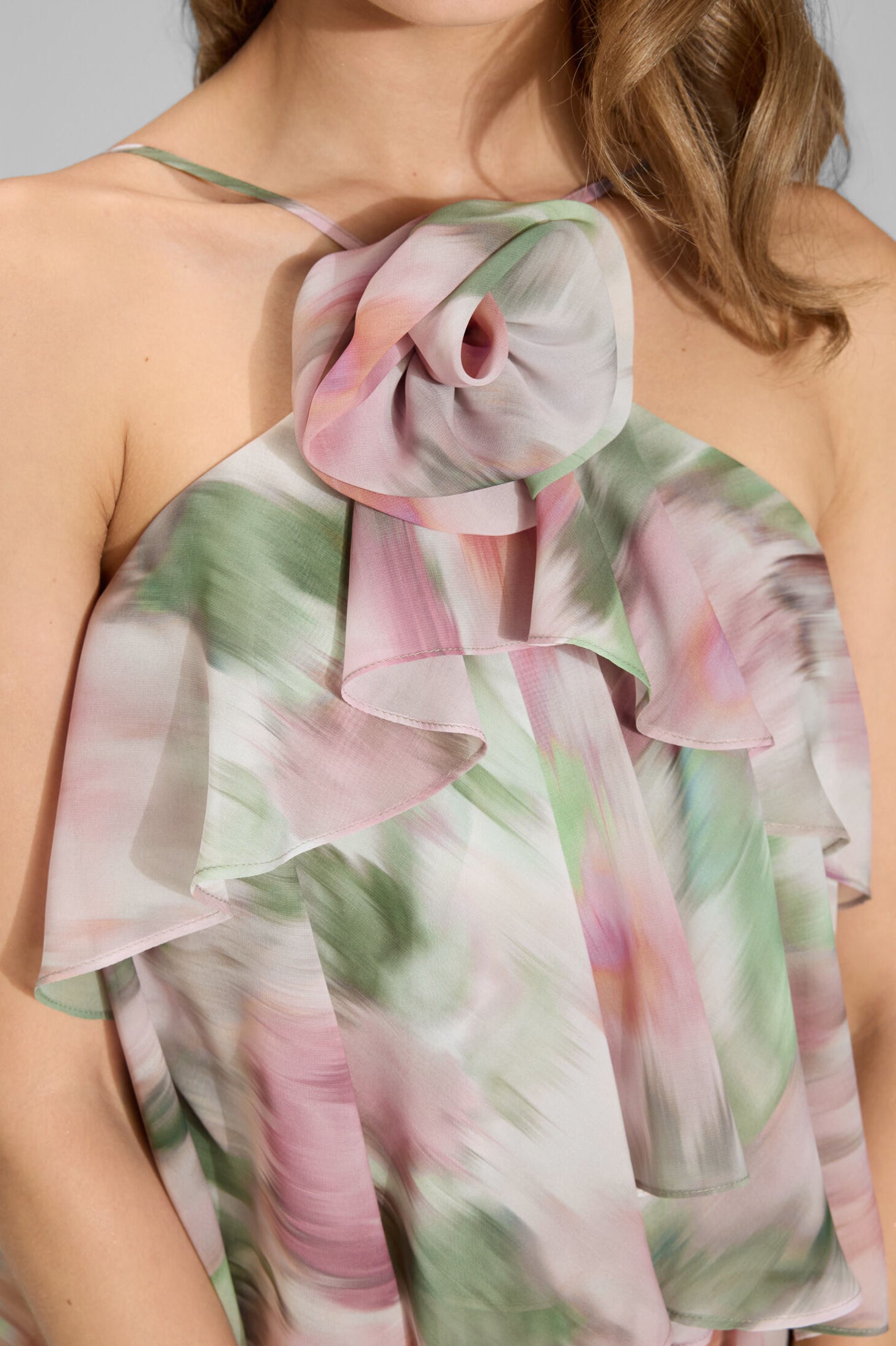 Abendkleid aus bedrucktem Chiffon mit gestuften Volants