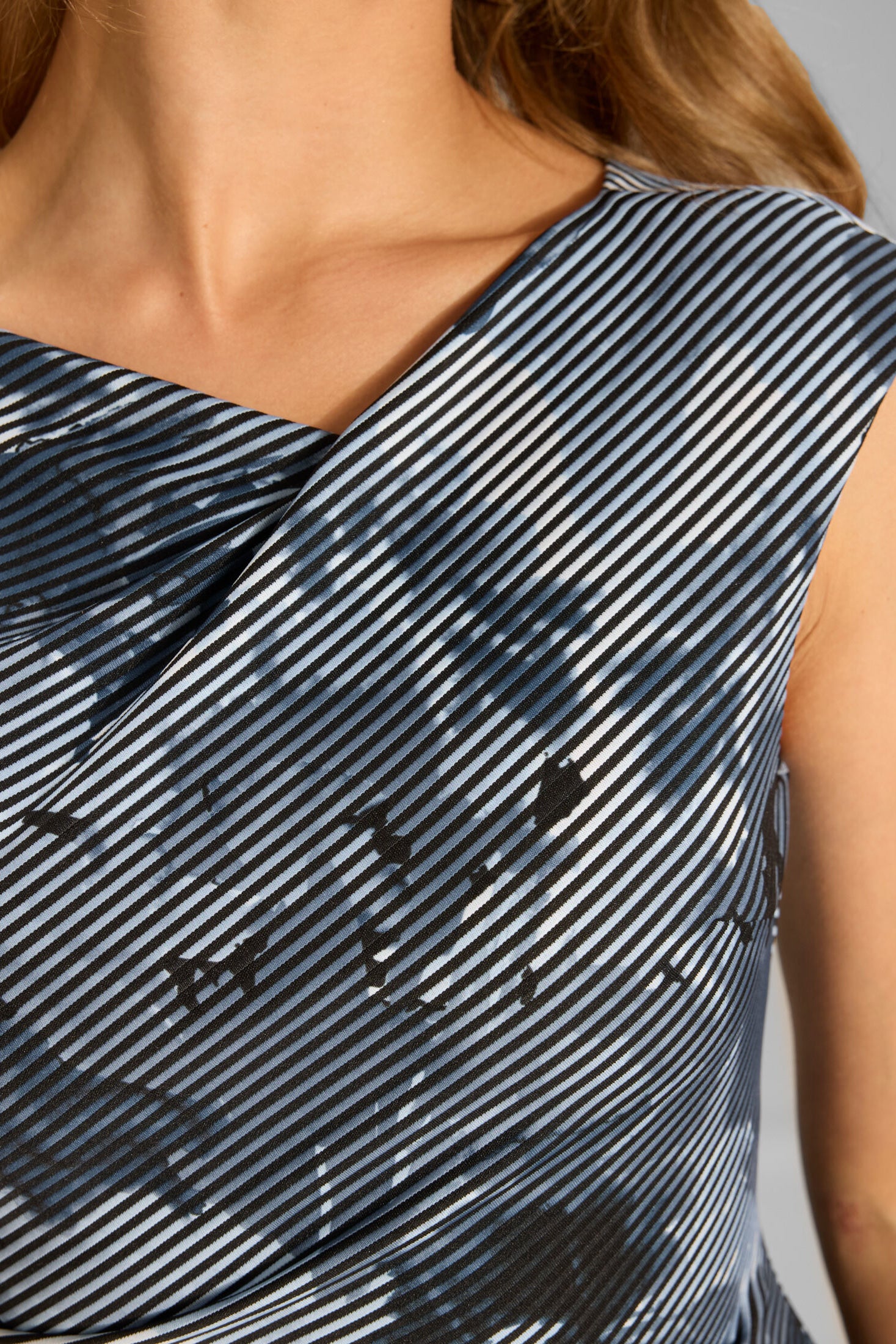 Etui Kleid aus bedrucktem Ottoman mit Drapierung