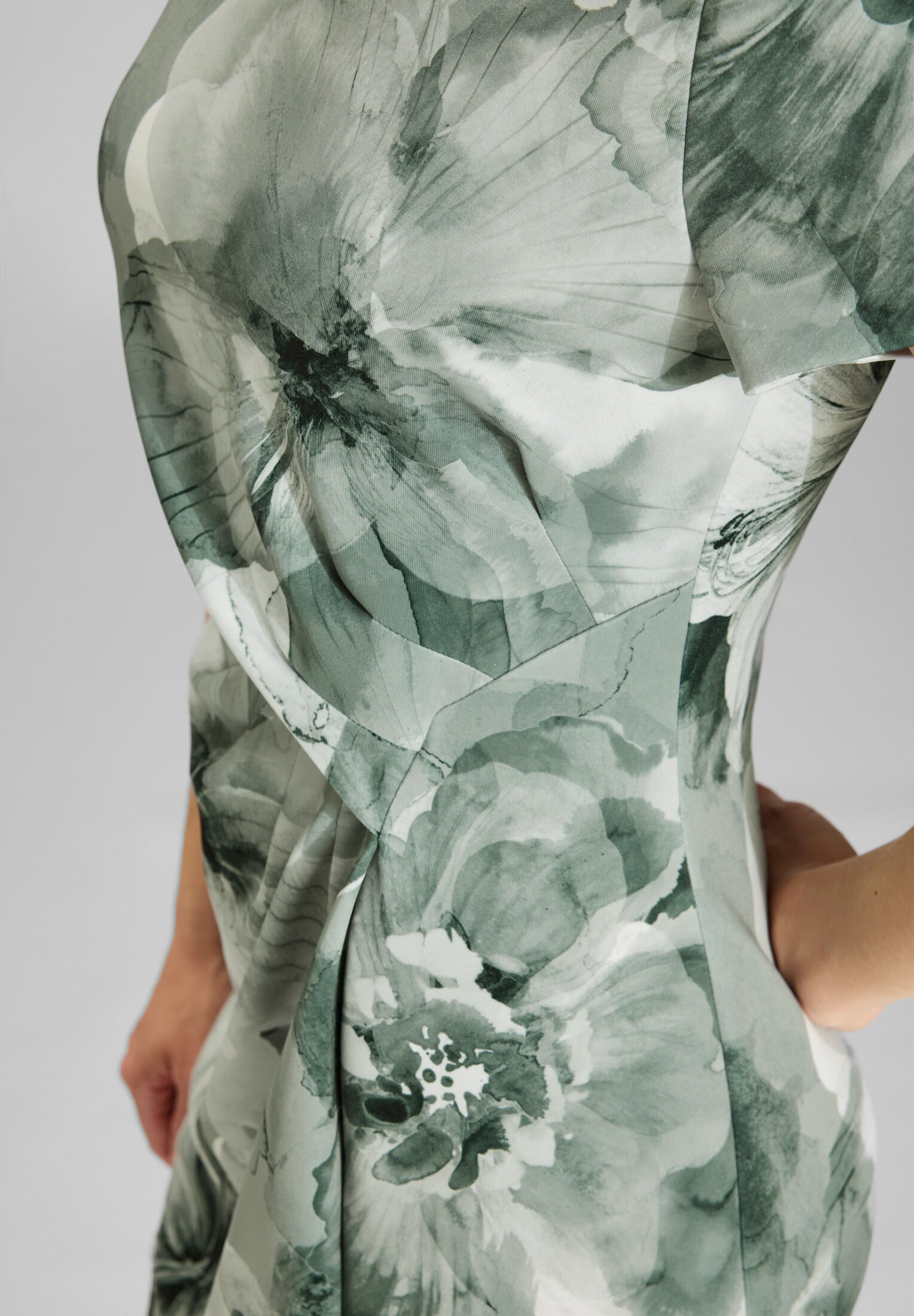 Etuikleid aus bedrucktem Scuba mit Falten Detail