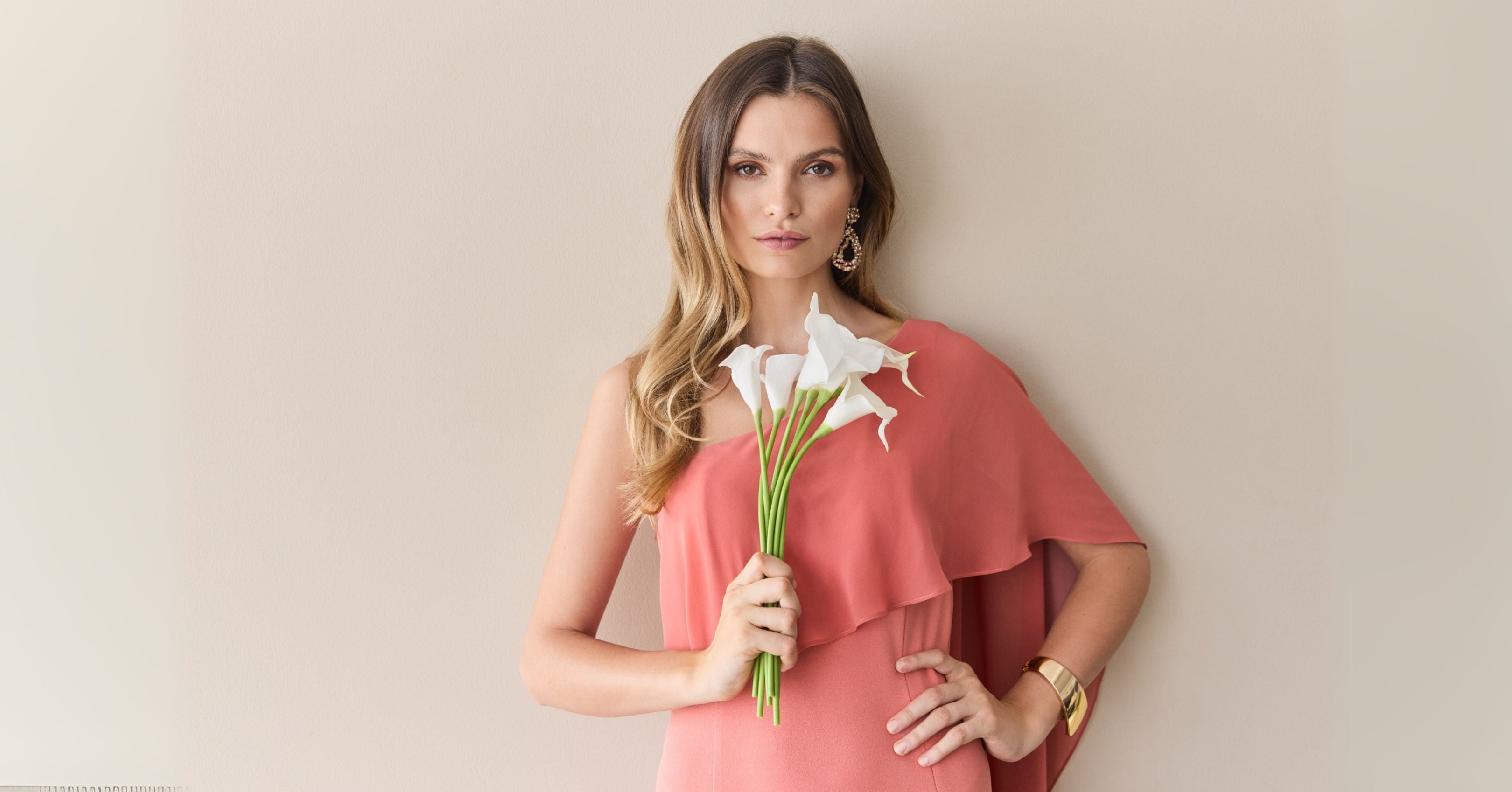 One-Shoulder Abendkleid mit einem Cape-ähnlichen Ärmel aus Chiffon