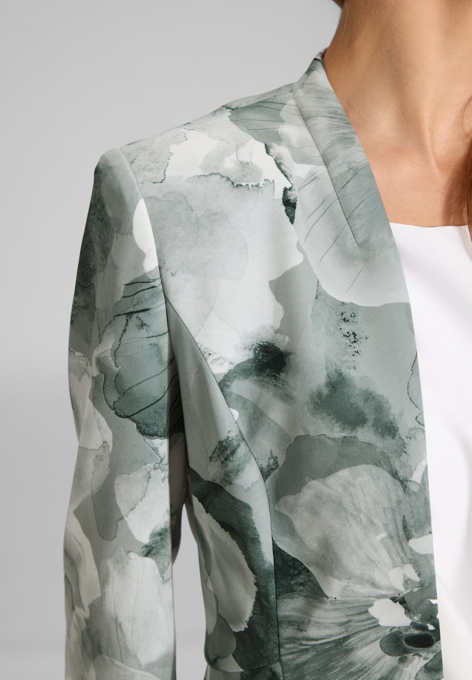 Taillierte Jacke aus bedrucktem Scuba