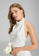 Figurbetontes Abendkleid aus Stretch Satin mit Drapierung am Kragen