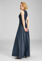 Robiges Abendkleid aus foliertem Jersey in Bouclé Optik