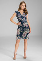 Etuikleid mit Wickel-Ausschnitt aus bedrucktem Mesh navy | multi