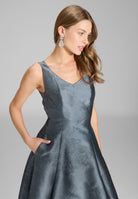 Abendkleid aus floralem Jacquard mit V-Ausschnitt