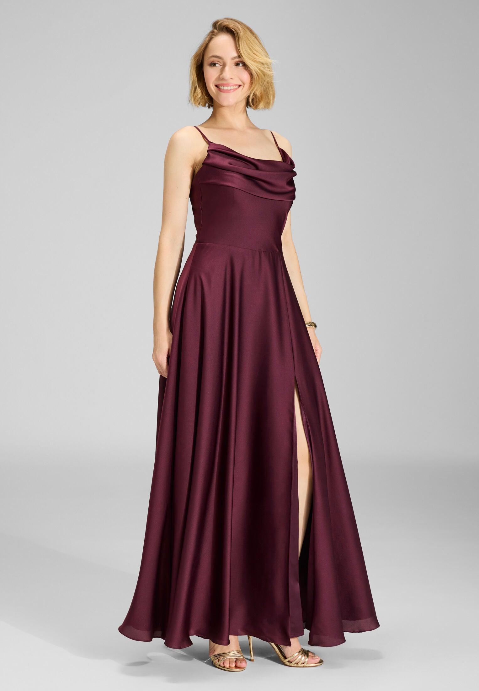 Abendkleid aus nachhaltigem Satin mit Wasserfall-Ausschnitt und Beinschlitz