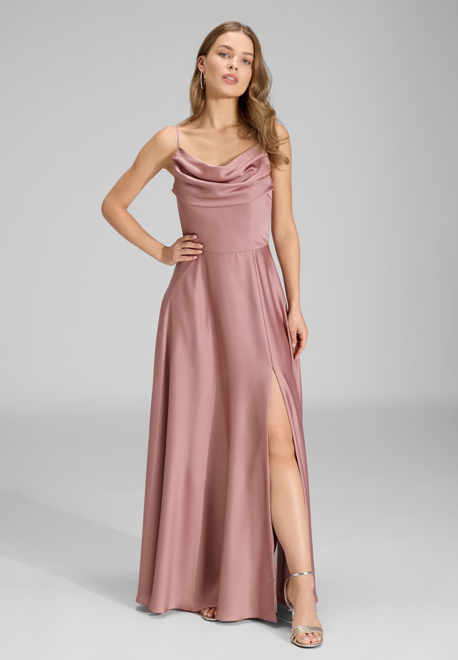 Abendkleid aus nachhaltigem Satin mit Wasserfall-Ausschnitt und Beinschlitz vintage pink