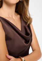 Abendkleid aus nachhaltigem Satin mit Wasserfall Ausschnitt