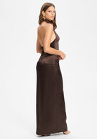 Figurbetontes Abendkleid aus Stretch Satin mit Drapierung am Kragen