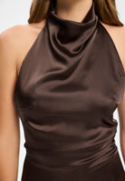 Figurbetontes Abendkleid aus Stretch Satin mit Drapierung am Kragen