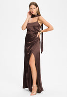 Figurbetontes Abendkleid aus Stretch Satin mit Spaghetti Trägern