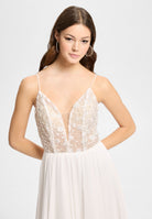 Bodenlanges Abendkleid mit filigraner Stickerei