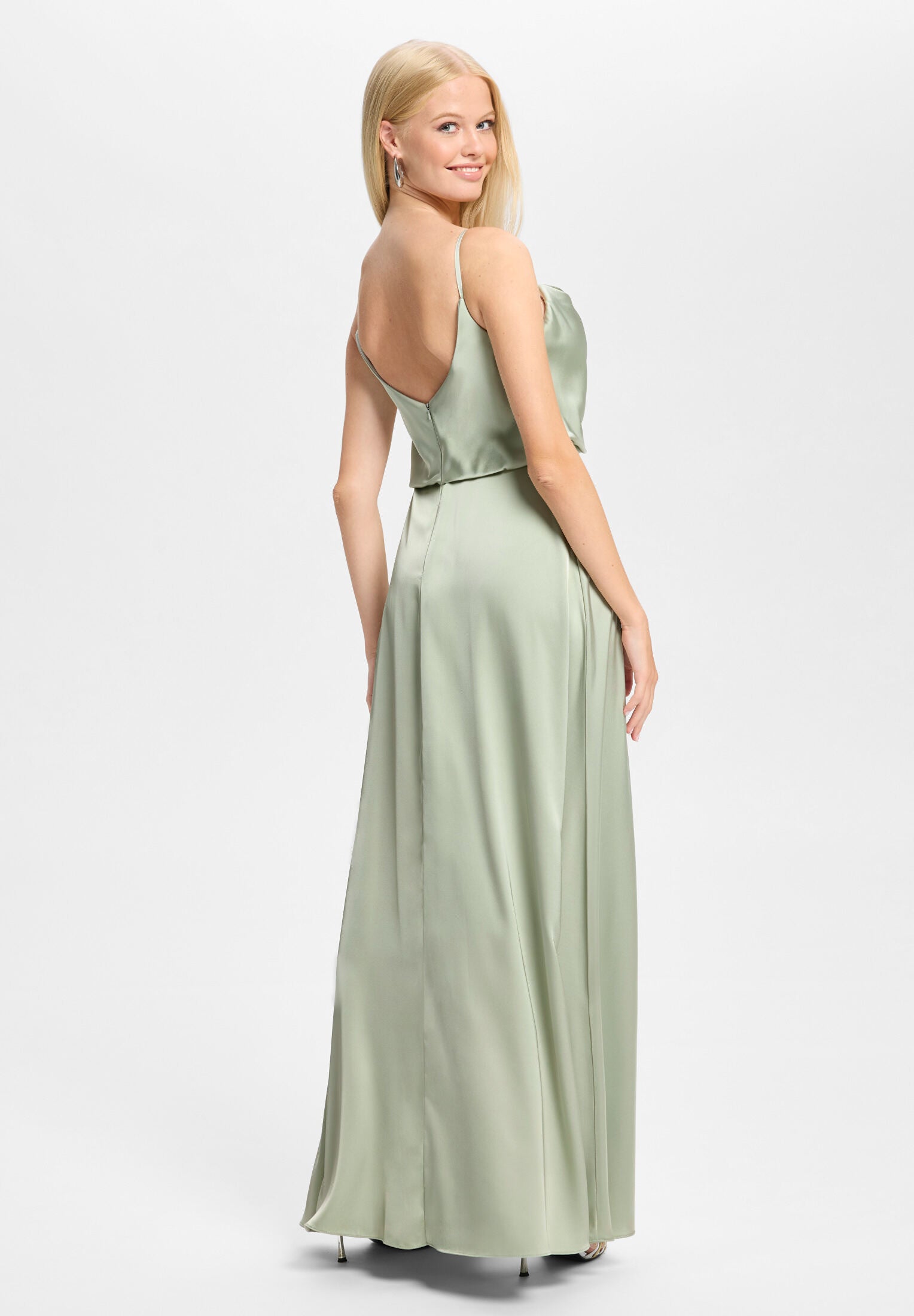 Abendkleid aus Satin mit angedeutetem Wasserfallausschnitt