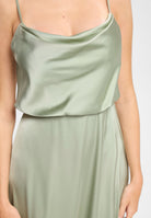 Abendkleid aus Satin mit angedeutetem Wasserfallausschnitt