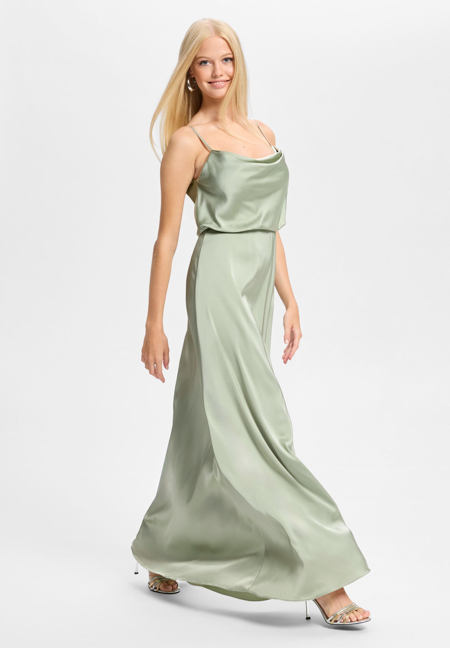 Abendkleid aus Satin mit angedeutetem Wasserfallausschnitt