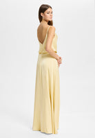 Abendkleid aus Satin mit angedeutetem Wasserfallausschnitt