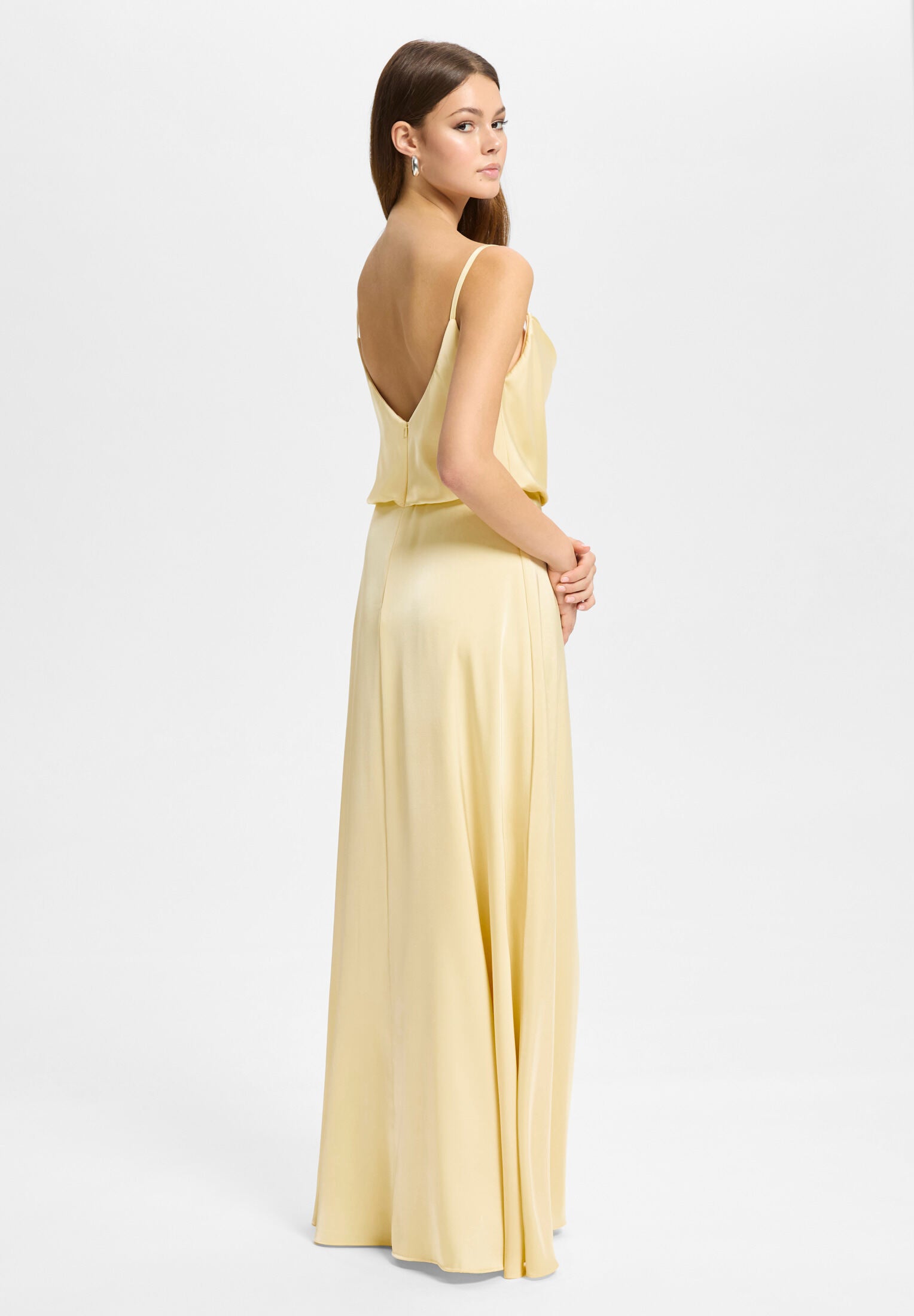 Abendkleid aus Satin mit angedeutetem Wasserfallausschnitt