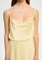 Abendkleid aus Satin mit angedeutetem Wasserfallausschnitt