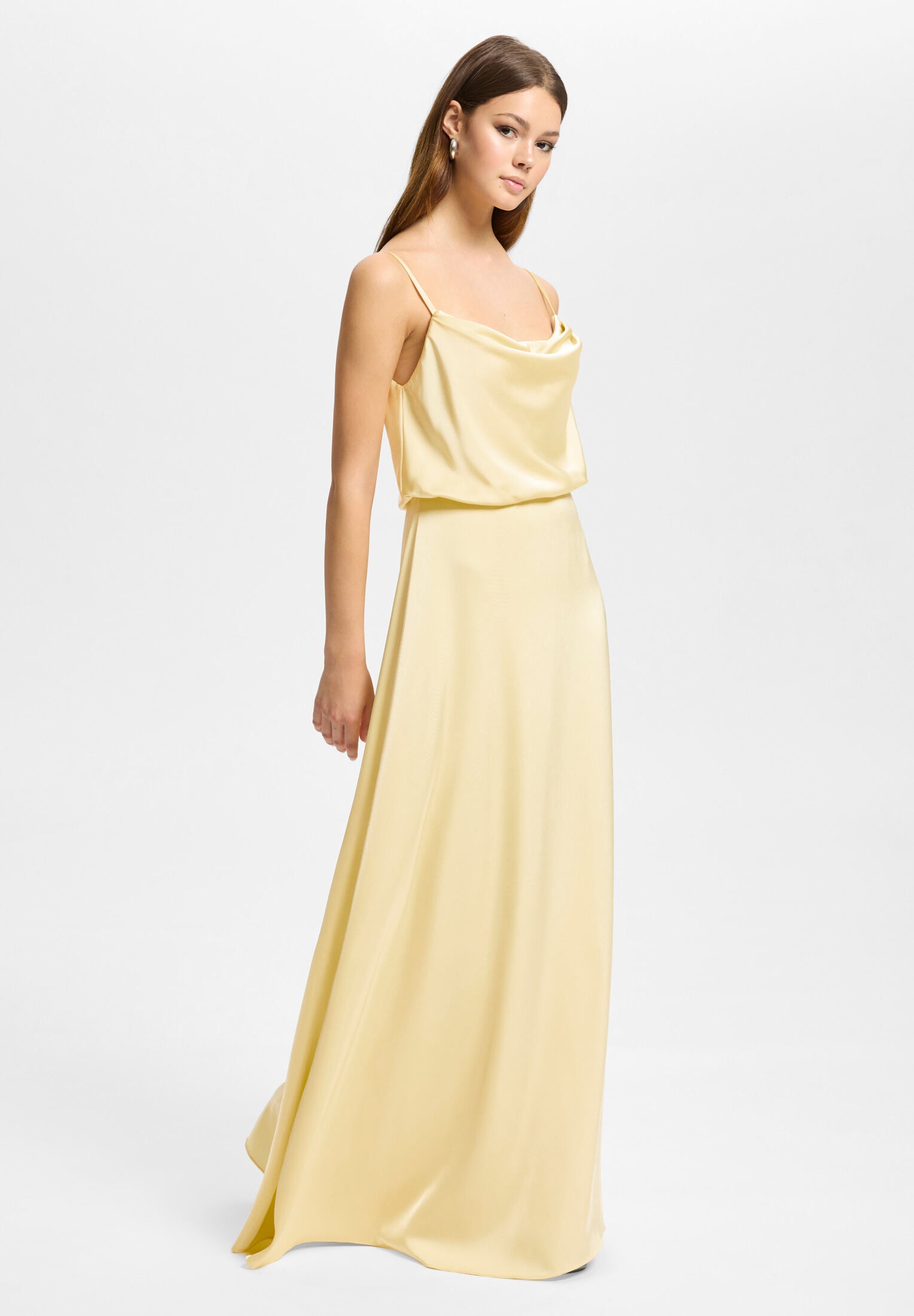 Abendkleid aus Satin mit angedeutetem Wasserfallausschnitt
