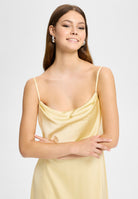 Abendkleid aus Satin mit angedeutetem Wasserfallausschnitt