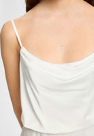 Abendkleid aus Satin mit angedeutetem Wasserfallausschnitt