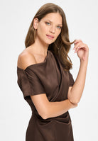 Abendkleid aus Satin mit asymmetrischem Oberteil