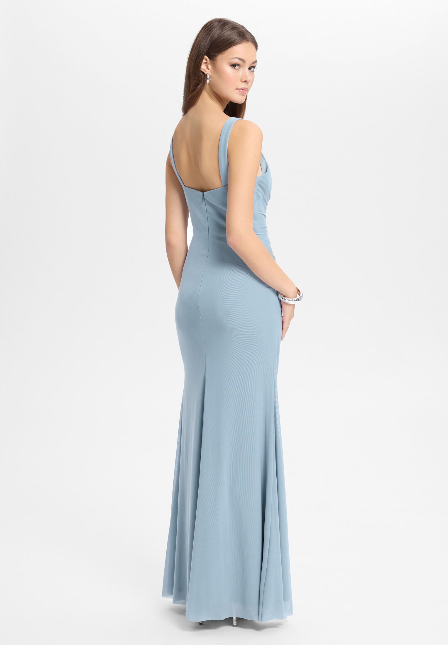 Figurbetontes Abendkleid mit feiner Raffung