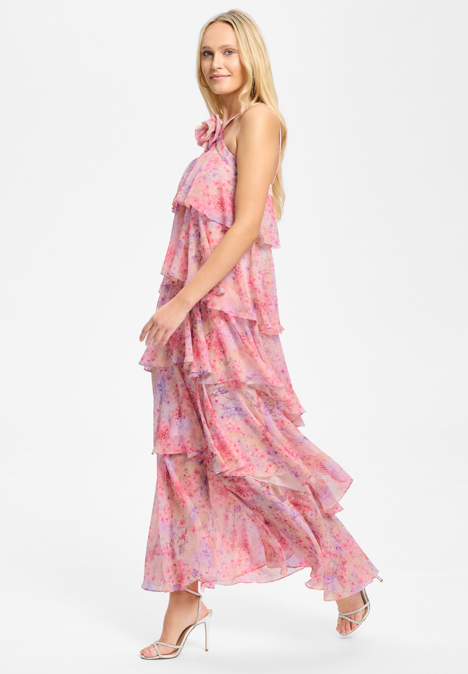 Abendkleid aus bedrucktem Chiffon mit gestuften Volants und Stoffblüte